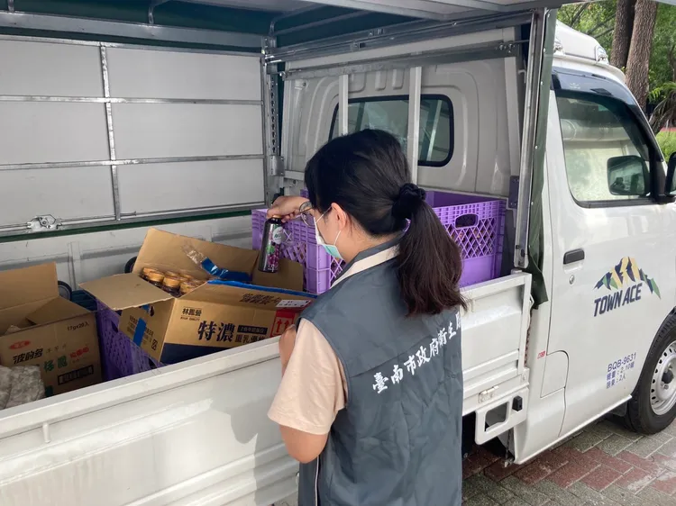 衛生局派員前往採檢。市府提供