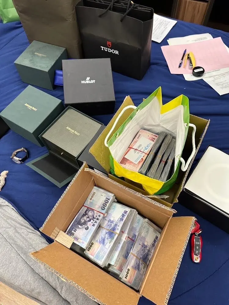 專案小組起出現金、名表等證物。民眾提供