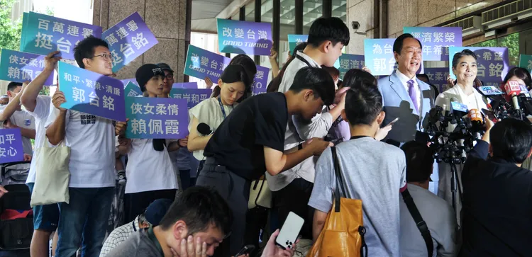 郭台銘跟賴佩霞完成登記連署程序後，於中選會門口接受訪問，後方大批支持群眾高聲歡呼救援賴佩霞。林林攝