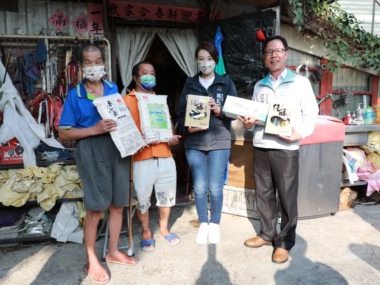 中秋節前夕，高虹安關懷資收個戶。新竹市府提供