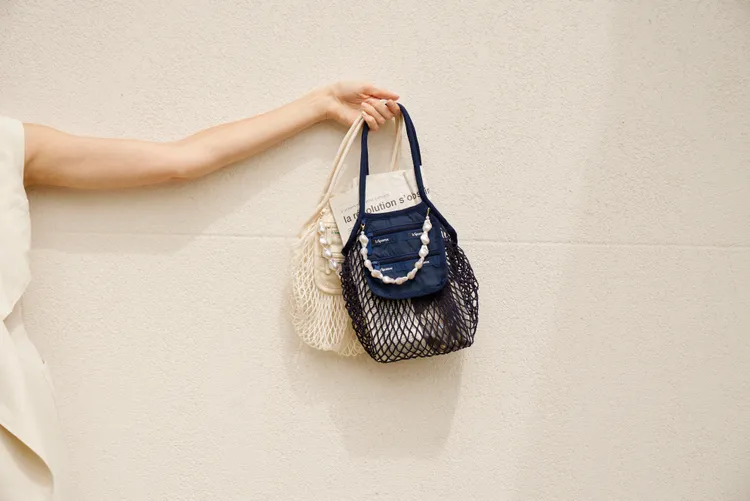 深藍中型珍珠裝飾編織網袋6800元、海鹽小型珍珠裝飾編織網袋6500元。品牌提供