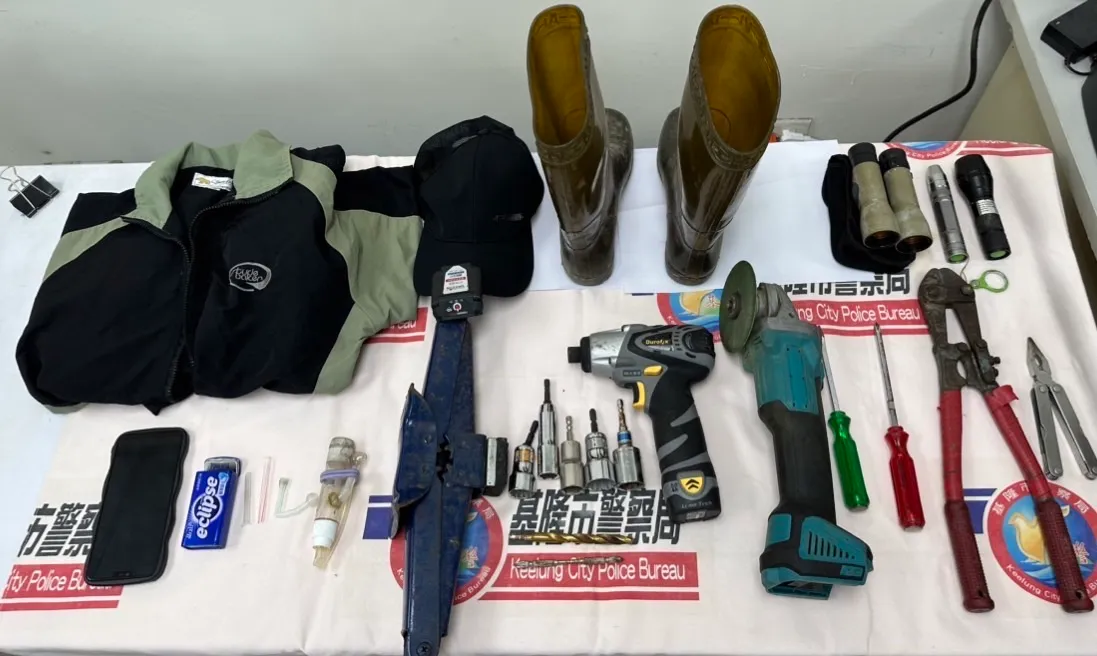 警方在陳男住處查獲犯案時穿著的衣服,與各式竊來的工具。翻攝照片