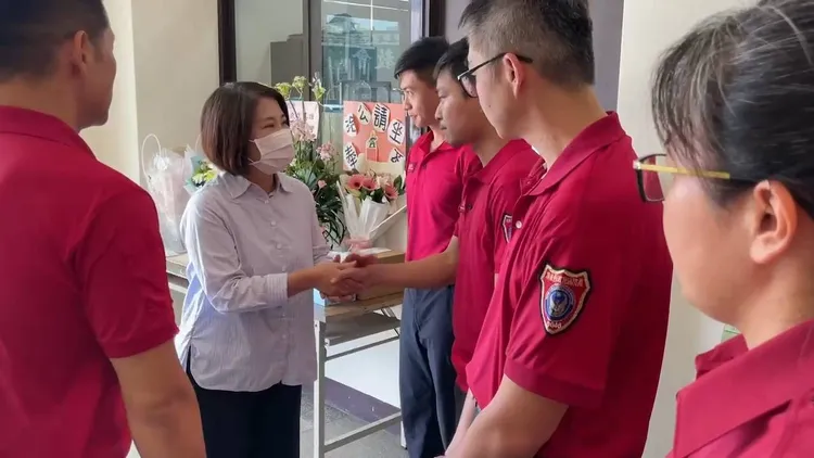 屏二消防分隊出勤救災死傷慘重，周春米前往慰問。屏縣府提供