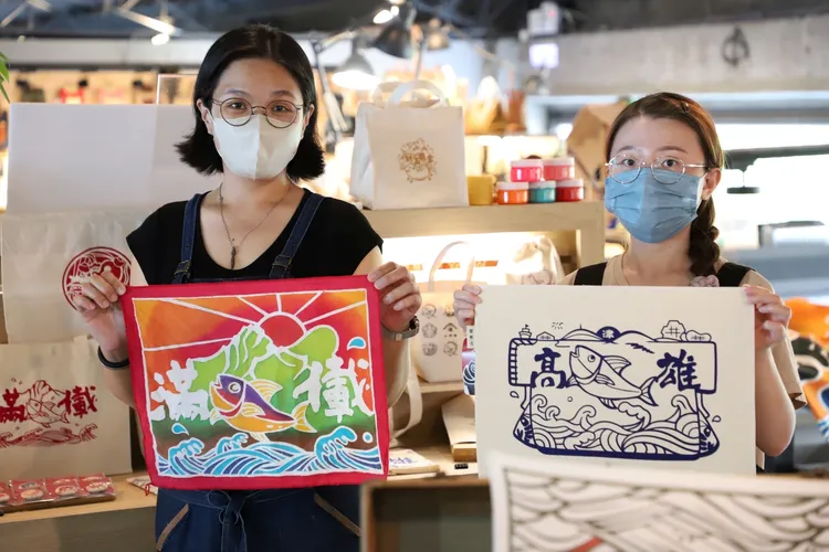 高市府安排深具在地特色的大漁旗手作體驗，要讓「翡翠騎士」帶回高雄限定紀念品。市府提供