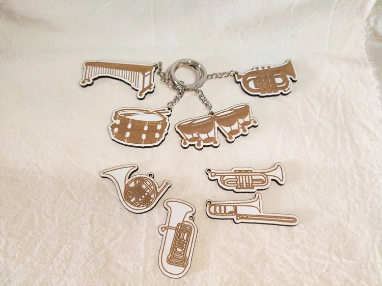 高市府邀請年輕文創業者專門為「翡翠騎士」設計限量紀念明信片及貼紙、紀念樂器鑰匙圈。市府提供