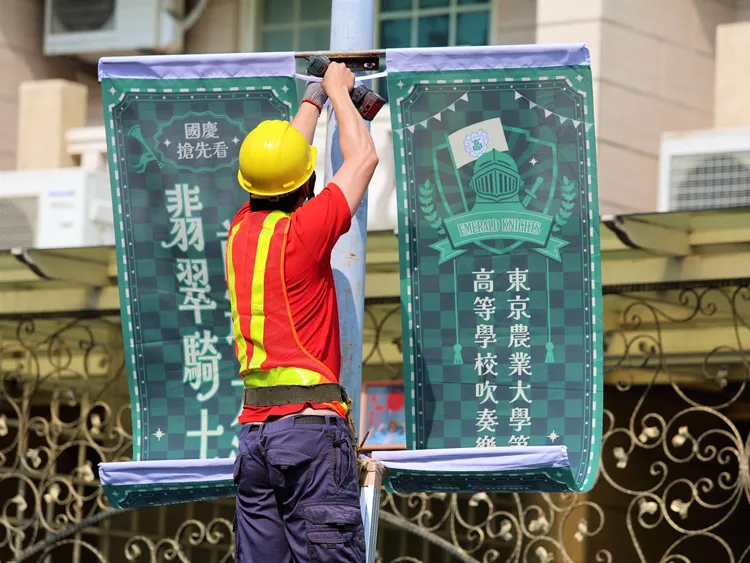 高雄熱情迎接「翡翠騎士」，包括街道路燈旗、公車與輕軌候車亭、左營高鐵站皆設置主視覺宣傳。市府提供