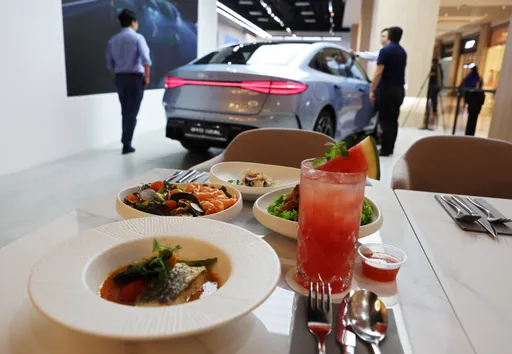 吃饭兼赏车 比亚迪在新加坡开主题餐厅