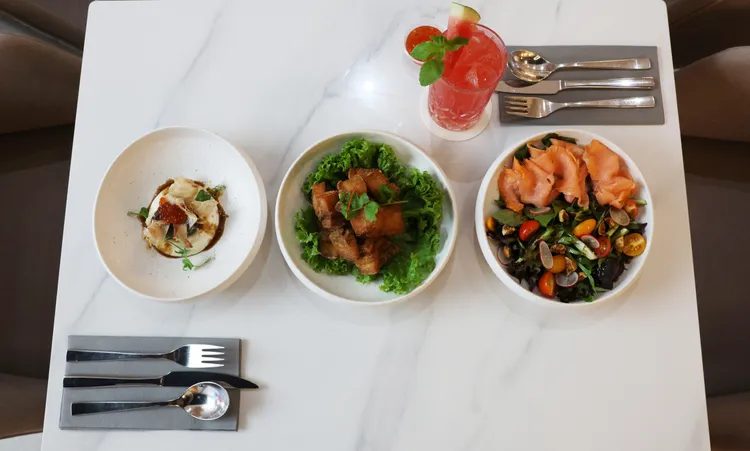 比亞迪餐廳的精緻美食定價適中，營造適合賞車的環境。路透社