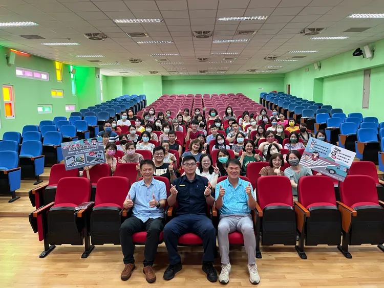 成功國小教師與警方合影。翻攝畫面