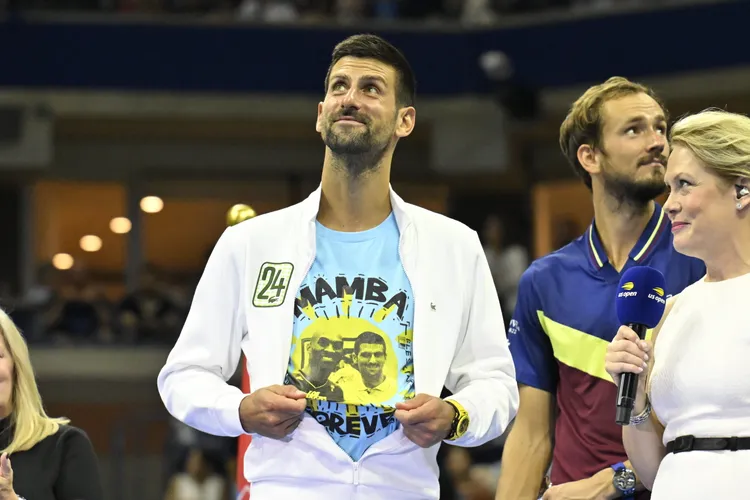 喬科維奇奪下2023美國網球公開賽男單冠軍後，穿上印有與已故NBA球星Kobe Bryant合照的上衣，像故友致敬。品牌提供