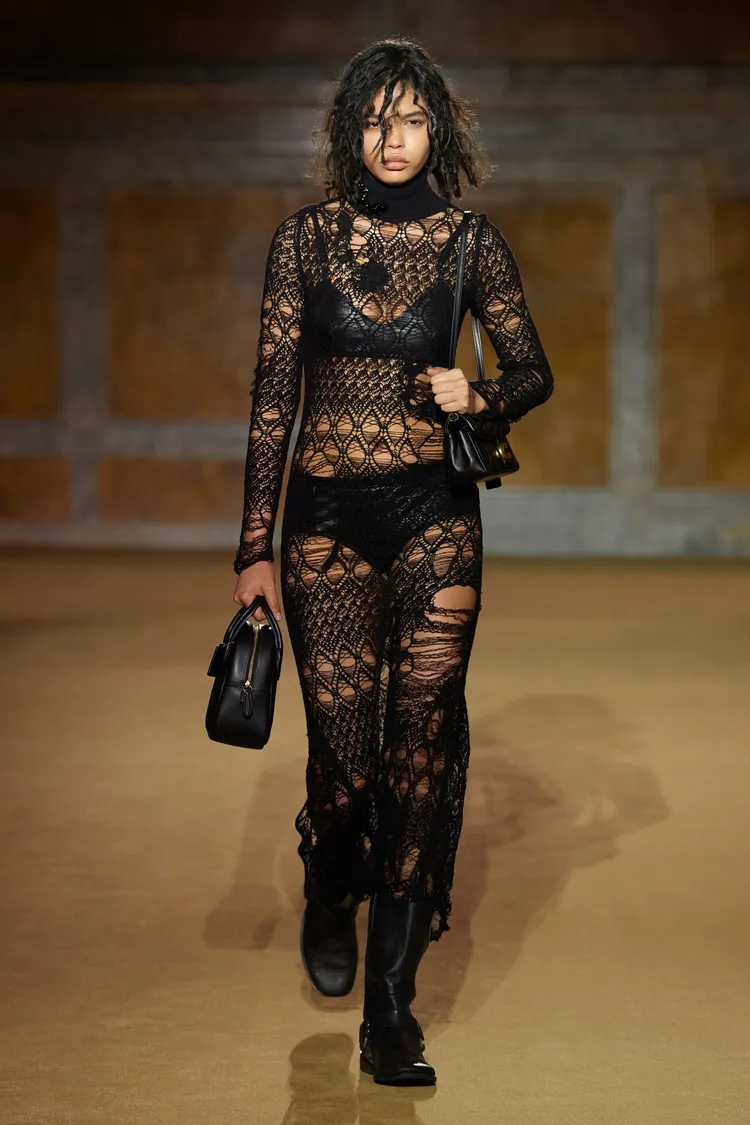 以手工破壞手法創造多樣材質。品牌提供