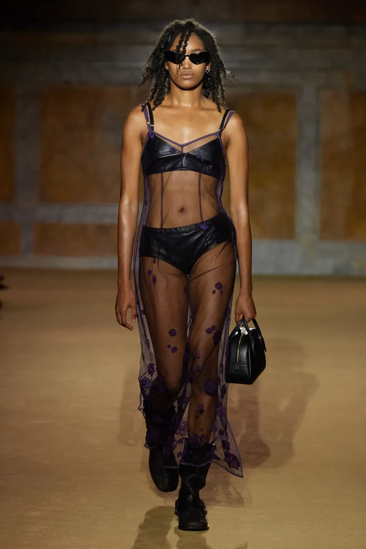 本季推出薄透不收邊設計的細肩帶連身裙。品牌提供