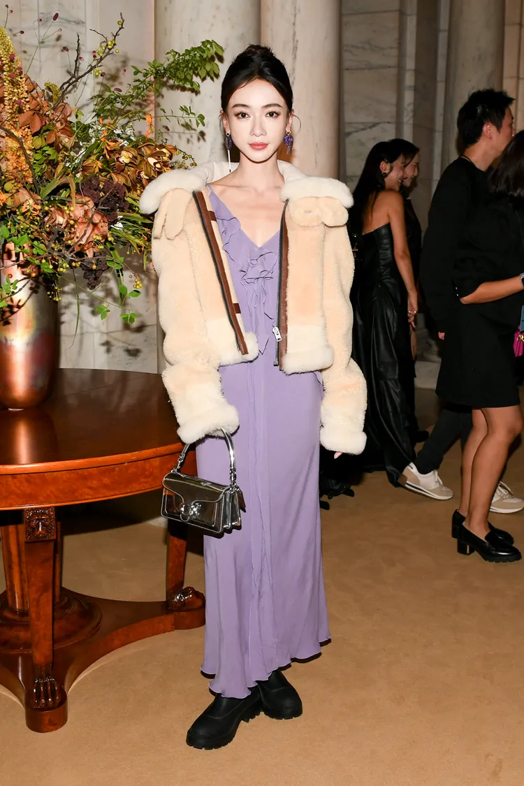 吳謹言身穿紫色垂墜感長洋裝外搭毛茸茸短外套。品牌提供