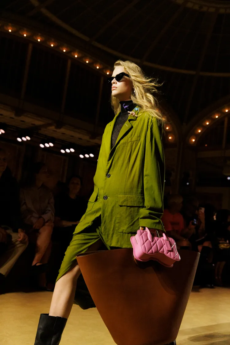 本季推出超大型托特手袋。品牌提供