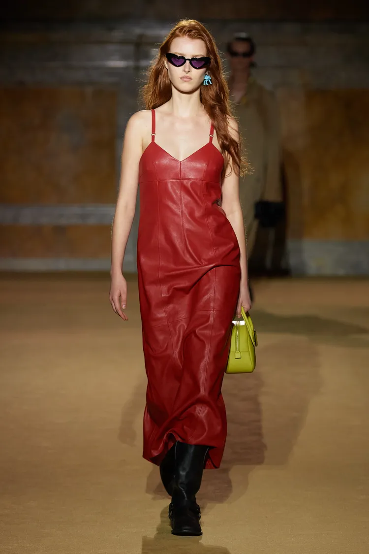 本季主打皮革單品。品牌提供