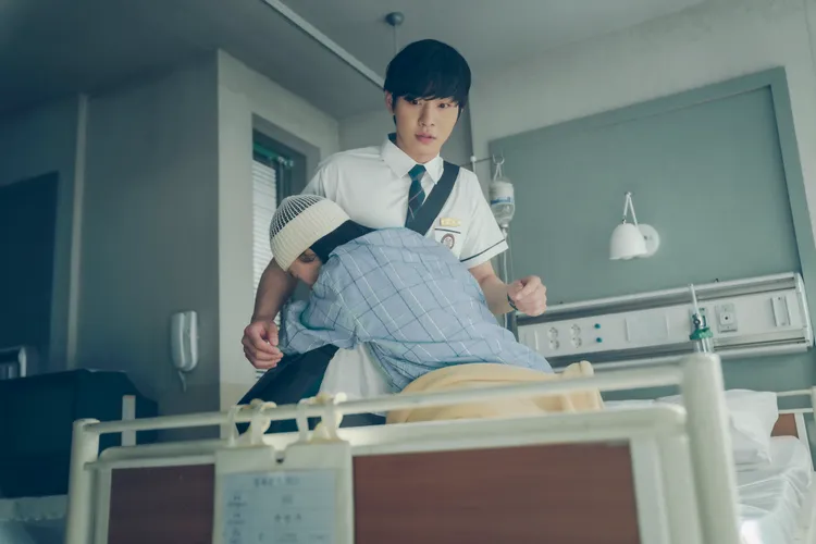 安孝燮重穿制服，扮比自己實際年齡小10歲的高中生，不諱言一開始「有點尷尬」。Netflix提供