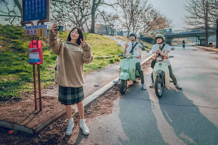 安孝燮（中）透露他與姜勳（右）都不會騎機車，開拍前練騎1、2個月。Netflix提供