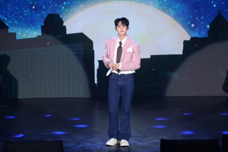 梁耀燮講到一半忘詞，還掏出口袋的大抄。攝影中心攝