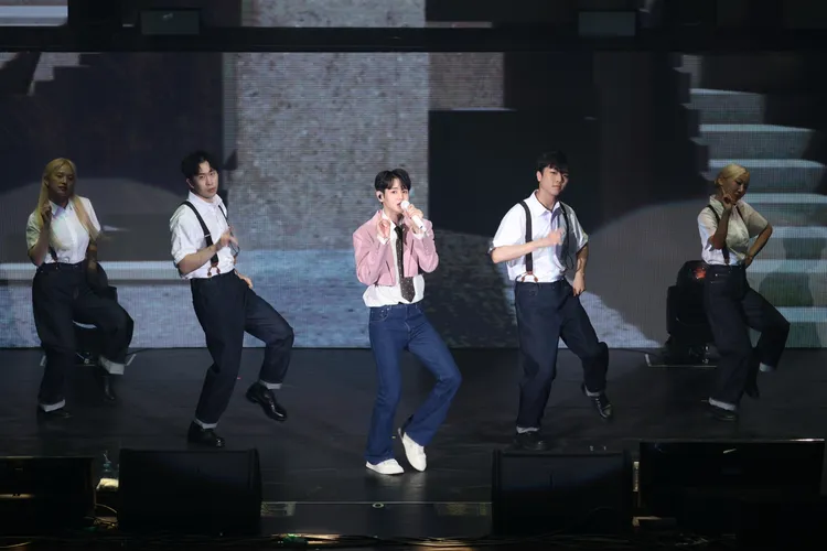 梁耀燮又唱又跳，展現二代團的歌唱實力。攝影中心攝