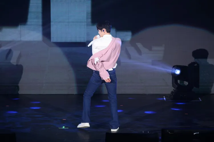 梁耀燮唱《Chuck》時，半脫掉外套，引起全場尖叫。攝影中心攝