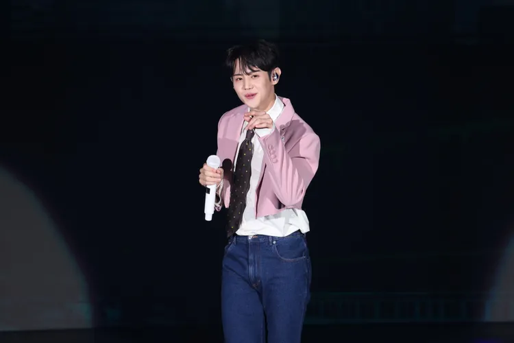 梁耀燮背了中文「中秋節快樂」，祝福粉絲下周跟家人愉快度過中秋節。攝影中心攝