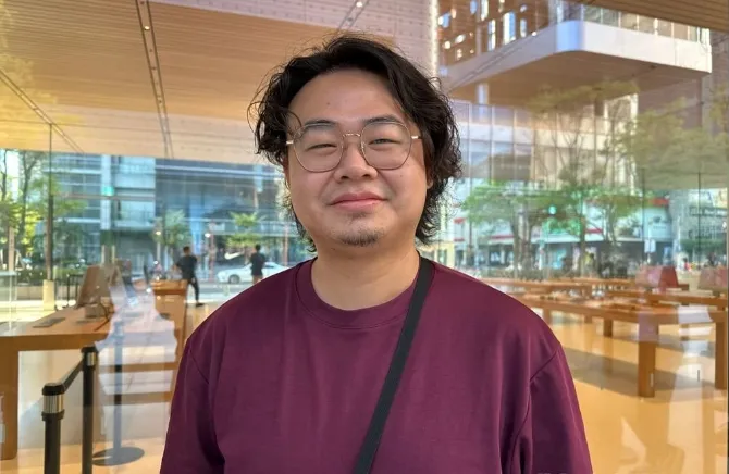 iPhone 15系列新機22日開賣，蘋果直營店開放已預購的顧客取貨，13年資深果粉許先生（圖）排在信義A13直營店第2名，將入手iPhone 15 Pro Max原色鈦金屬512GB。中央社