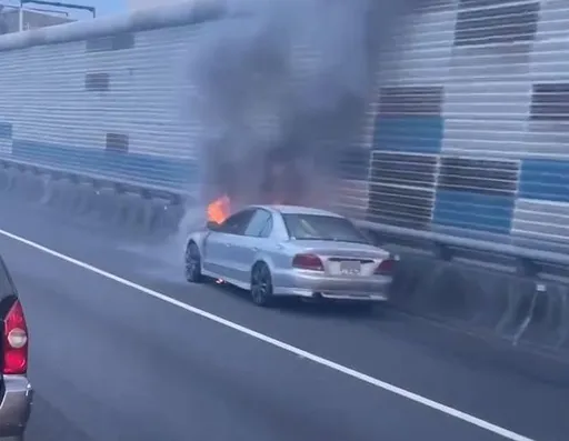 國2東向大湳段火燒車 駕駛急停路肩跳車逃生