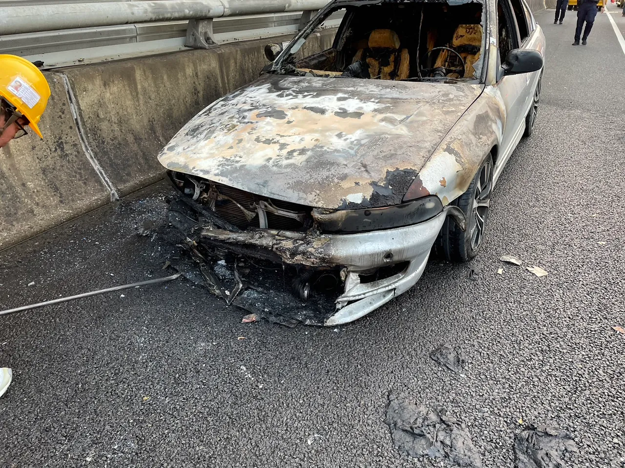 車輛引擎室幾乎全毀。國道警方提供