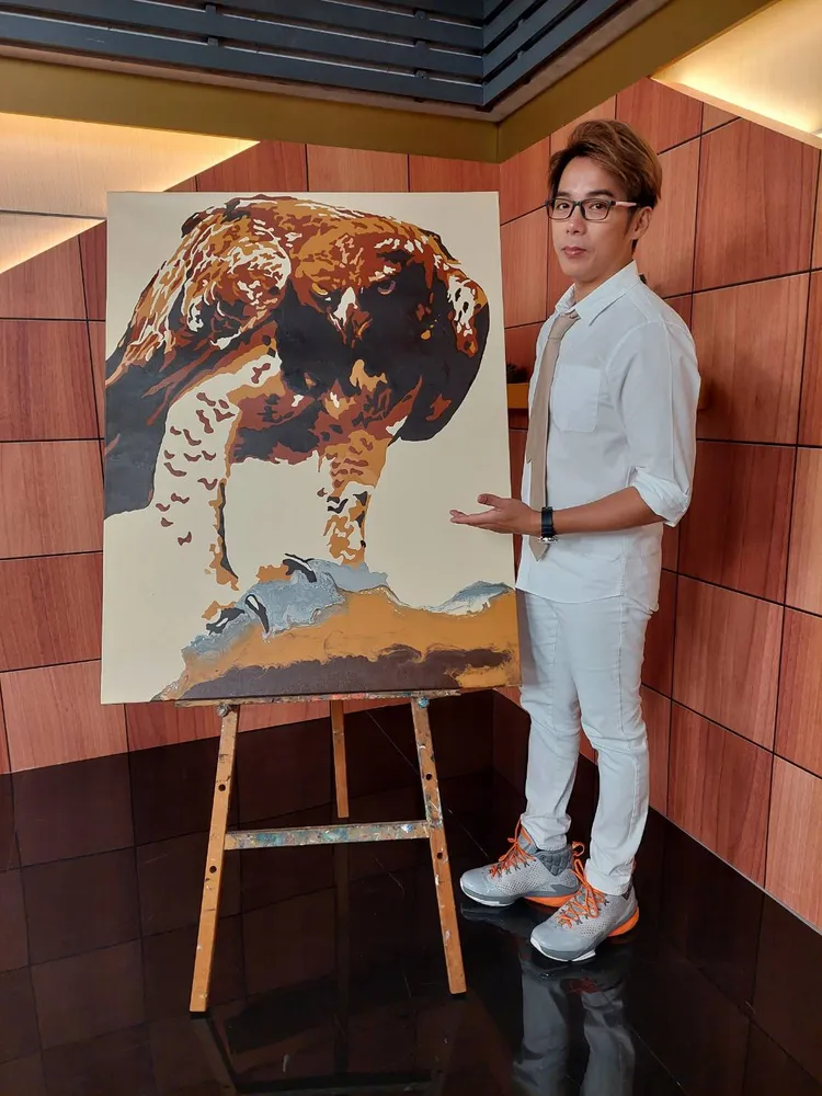 陳子強養傷期間重拾畫筆，並接觸公益，並舉辦個人畫展。年代提供