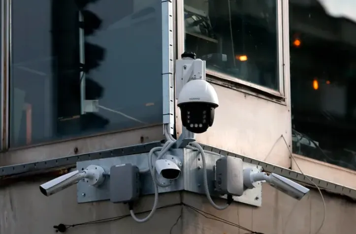 圖為塞爾維亞街頭設置的監視錄影機。美聯社