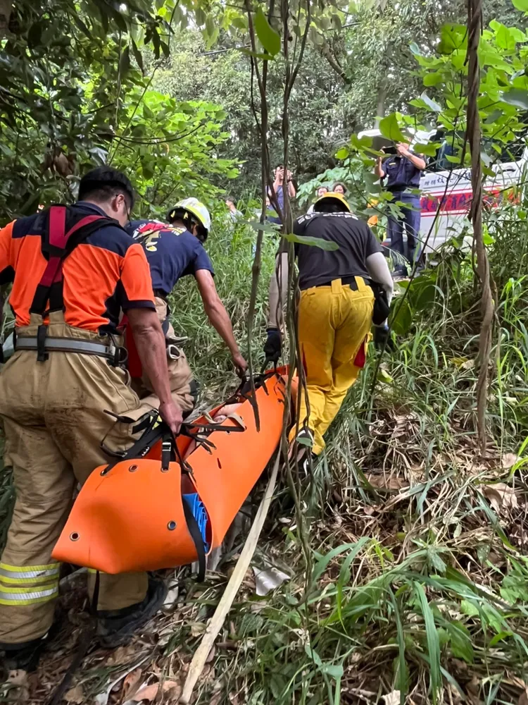 警消聯手將人運往路面。讀者提供