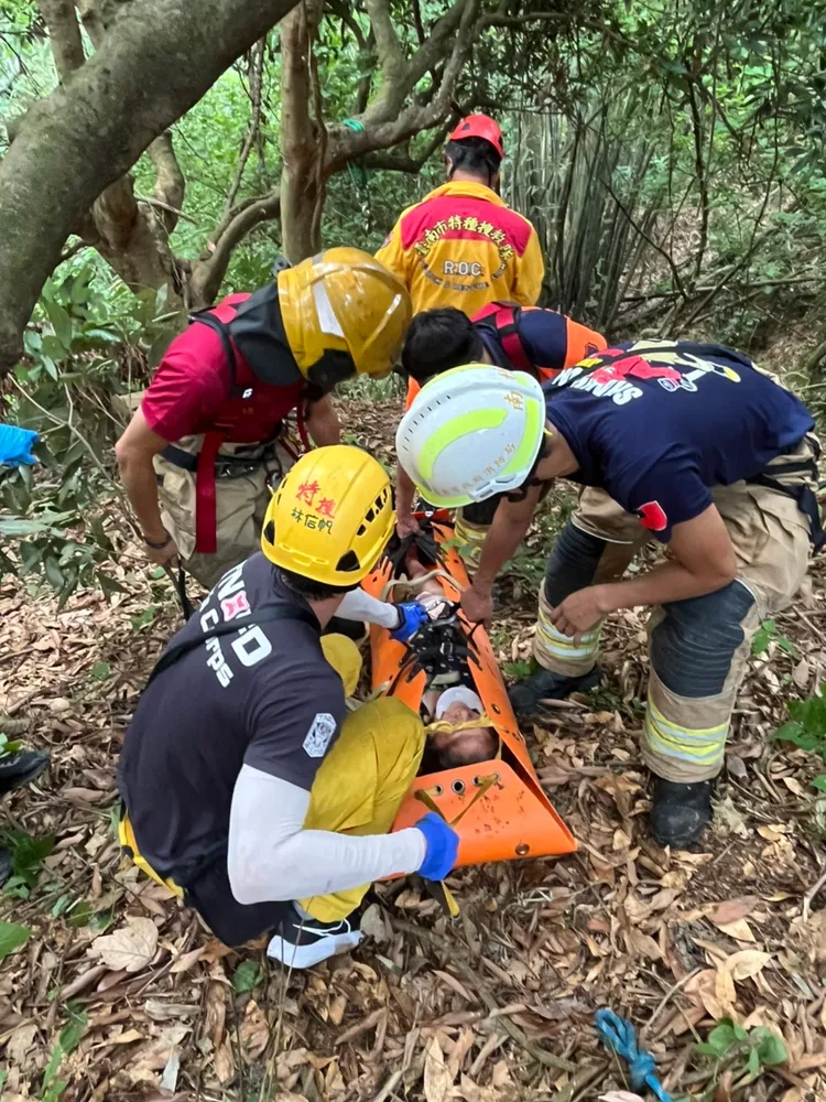 消防局獲報出勤支援搜救，接觸到失蹤老婦。讀者提供