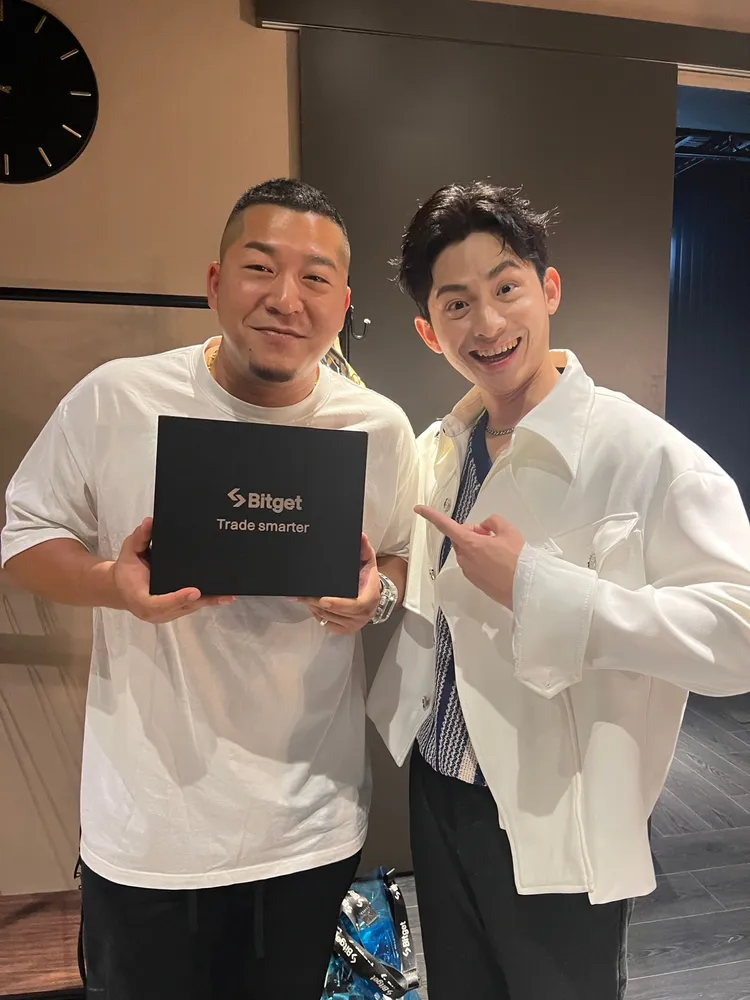 博恩（右）搜尋草爺新聞，把他的人生故事變成表演段子，因為這段子價值4000萬。紅心字會提供