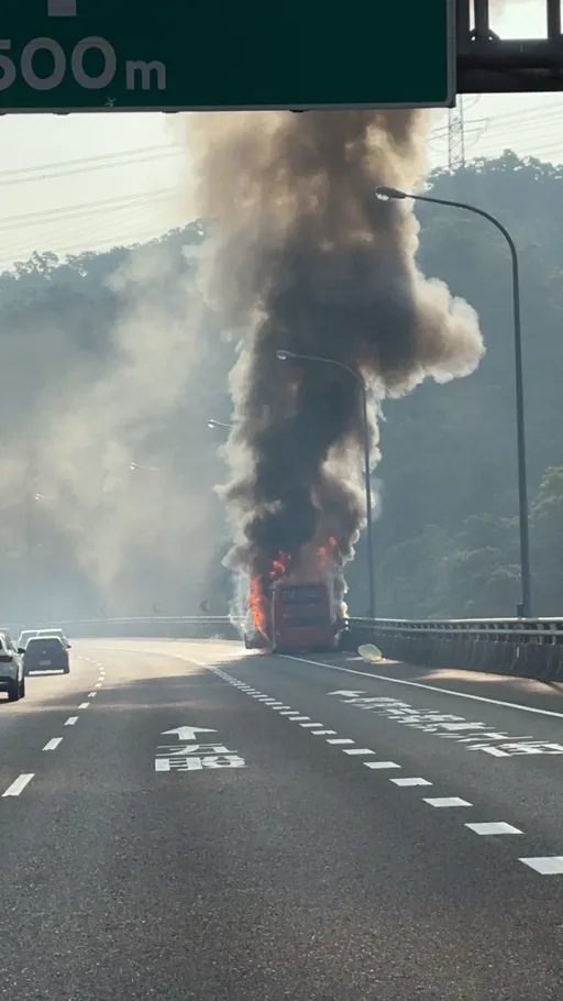 國道1號北向泰山段遊覽車冒煙起火　駕駛、乘客7人倉皇逃生