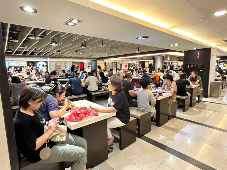 中友百貨美食街快坐滿了。讀者提供