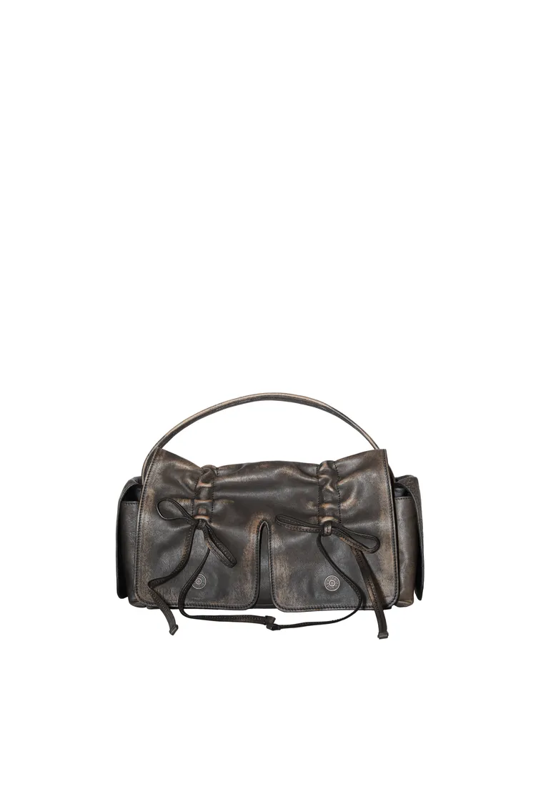 仿舊皮革手提包。品牌提供