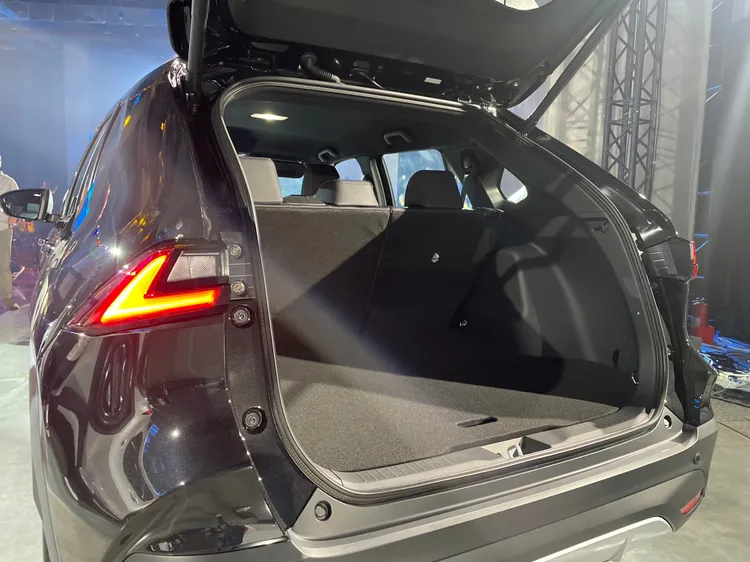 Yaris Cross具有方正的458公升行李廂空間，而行李廂下層置物空間還可容納2個20吋行李廂。林浩昇攝