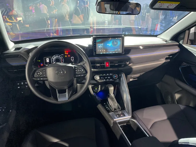 內裝以大量鋼琴烤漆搭配浮雕設計門飾板，增添車室質感，座椅則以藍色縫線點綴(潮玩版)，創造年輕動感的風格。林浩昇攝