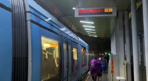 颱風海葵侵襲高雄淹水 風速過強輕軌停駛至9/4中午