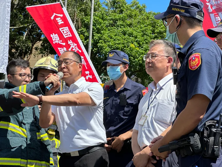 行政院派出災害防救辦公室參議（右邊白衣者）、人事總處專委（左邊白衣者），出面接受陳情。王良博攝