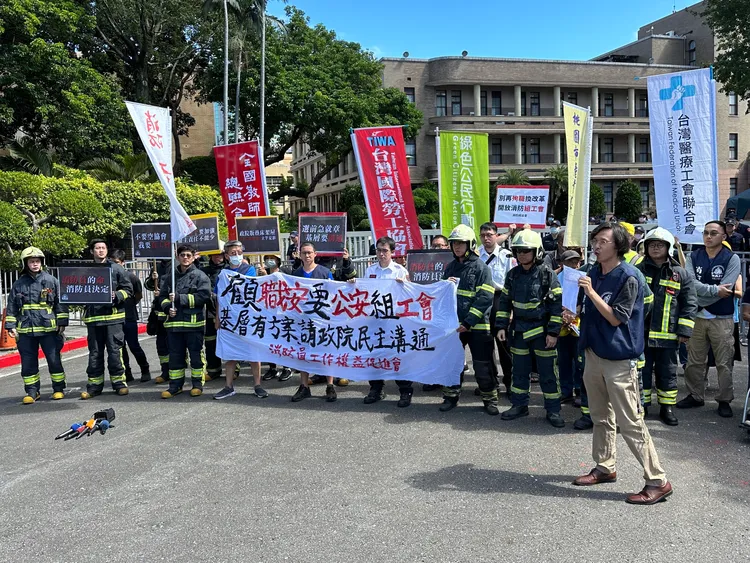 消防員工作權益促進會前往行政院陳情。王良博攝
