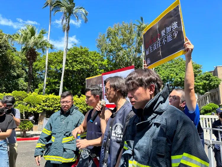 消促會進入行政院討論消防員權益的4名代表。王良博攝