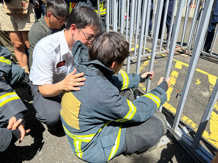 一名消防員激動表示：「我們做得不夠好嗎？為什麼犧牲的總是我們？」隨後坐在行政院的圍欄前許久，不時流淚哽咽。王良博攝