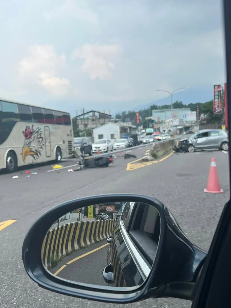 路燈被撞斷波及經過的機車。翻攝臉書「埔里人」