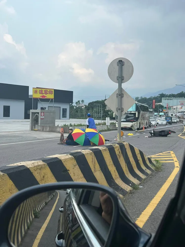 燈桿橫倒在雙向內側車道，造成埔霧公路該路段大塞車。翻攝臉書「埔里人」