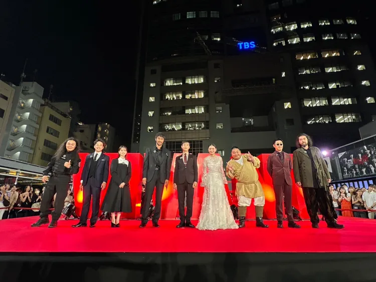 《VIVANT》特別節目邀請蒙古演員（左起）、迫田孝也、畈昭愛、阿部寬、堺雅人、二階堂富美、富榮多拉姆、林泰文、吉原光夫出席。翻攝官方推特