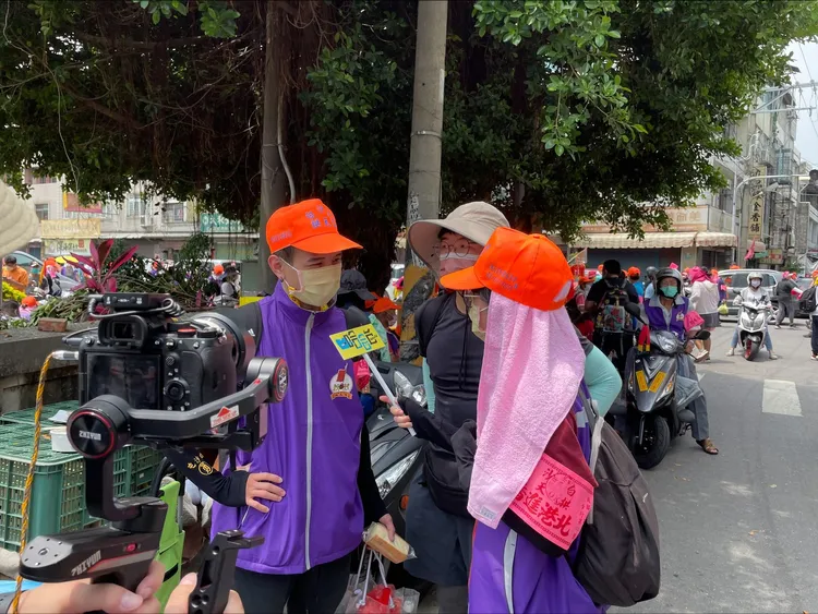 「白沙屯媽祖進香的人就算搭上車也追不上媽祖的粉紅超跑」，入圍走鐘獎最佳紀錄片獎。哈哈台提供