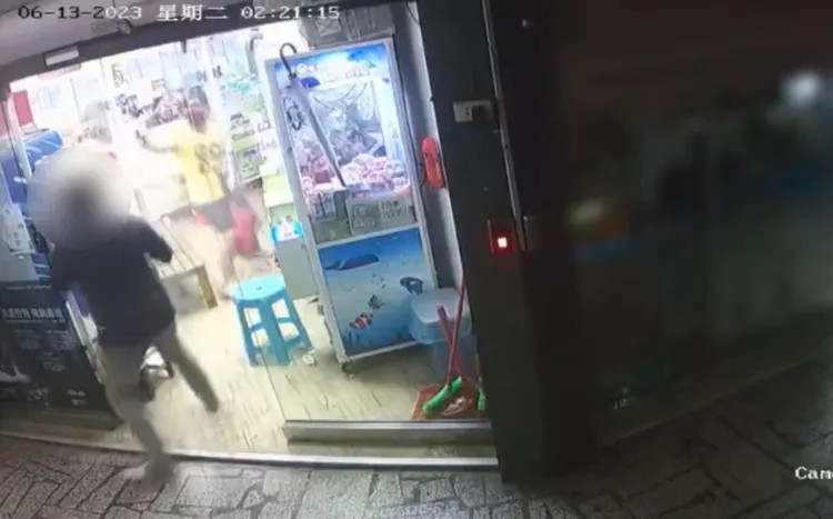 孫男被員工發現後，持辣椒水攻擊。翻攝畫面