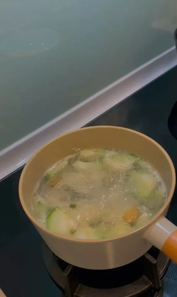 嫩雞絲瓜湯麵線食材:
雞胸肉、絲瓜、麵線，
調味料：鹽、薑片、蔥
。IG @daimatsunikuna 提供