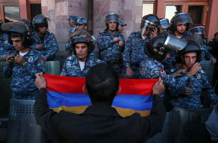 亞美尼亞軍方派員鎮守政府大樓。路透社